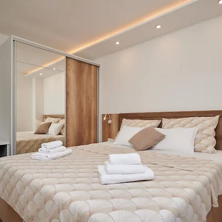Luxury Giovanni With Pool تروغير