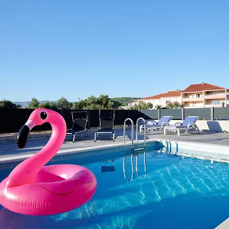 Luxury Giovanni With Pool 트로기르