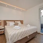 Luxury Giovanni With Pool Διαμέρισμα Τρογκίρ